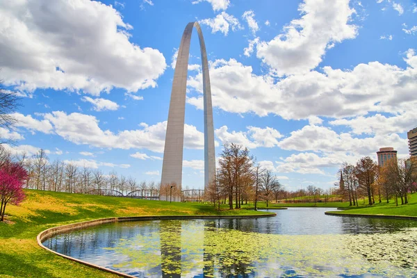 Bild Tidig Vår Vid Louiss Ikoniska Gateway Arch Bredvid Damm — Stockfoto