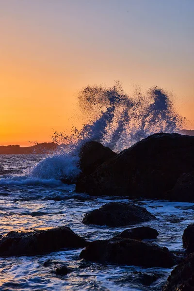 Obraz Złotej Godziny Oceanie Dużą Falą Rozbijającą Się Skały — Zdjęcie stockowe