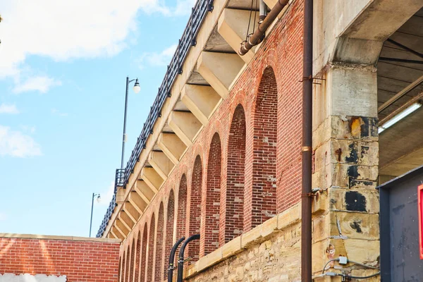 Afbeelding Van Stenen Bogen Onder Treinrails Van Stedelijk Gebied Stad — Stockfoto