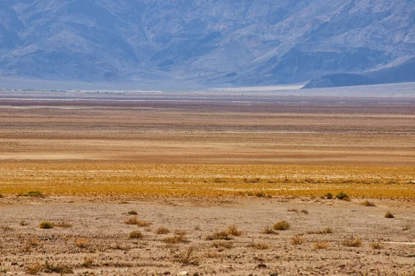 Изображение Пустынных Слоев Цветов Долины Смерти Равнинах Горах Расстоянии — стоковое фото