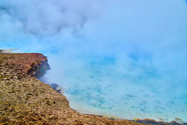 Imagem Detalhes Piscinas Gigantes Azul Coberto Vapor Enxofre Yellowstone — Fotografia de Stock