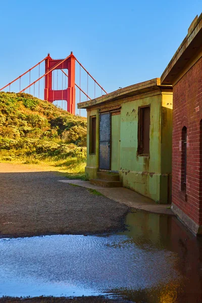 Image Golden Gate Bridge Peaking Hills Path Lined Old Structures — Stock Photo, Image