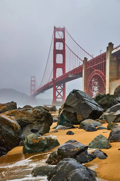 Immagine Del Golden Gate Bridge Mattina Nebbiosa Dalla Spiaggia Sabbia — Foto Stock