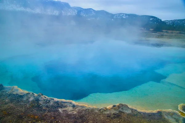 Imagem Enorme Piscina Azul Emite Vapor Enxofre Bacia Yellowstone — Fotografia de Stock