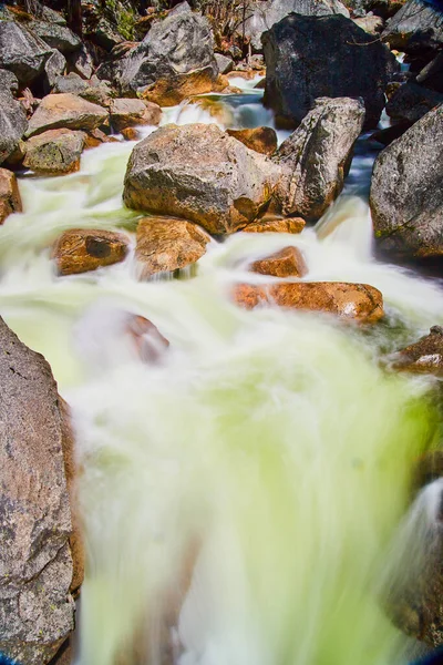 Imagen Detalle Agua Teca Vertiendo Través Del Río Sobre Rocas —  Fotos de Stock