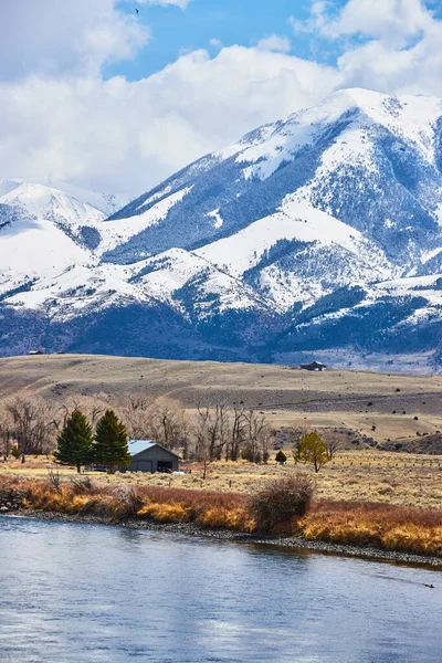 Imagen Enormes Montañas Nevadas Junto Río Los Campos —  Fotos de Stock