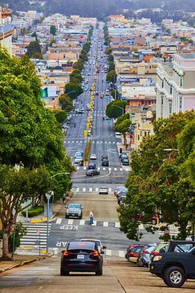 Obraz Samochodów Jadących Stromymi Drogami San Francisco Sąsiedztwie — Zdjęcie stockowe