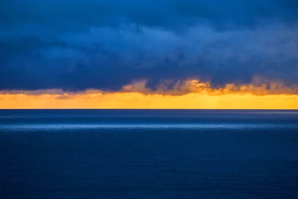 Imagem Luz Solar Hora Dourada Horizonte Oceânico Através Das Nuvens — Fotografia de Stock
