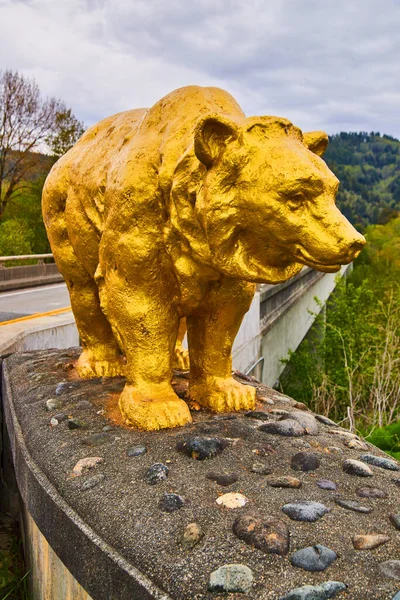 Imagem Grande Estátua Urso Dourado Marca Entrada Para Ponte Floresta — Fotografia de Stock