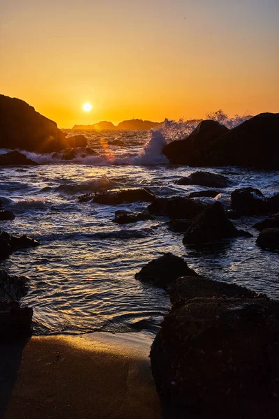 Obraz Kalifornijskich Plaż Falami Oceanicznymi Rozbijającymi Się Skały Podczas Zachodu — Zdjęcie stockowe