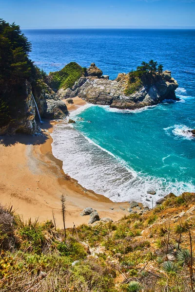 Afbeelding Van Strandbaai Met Waterval Californië — Stockfoto