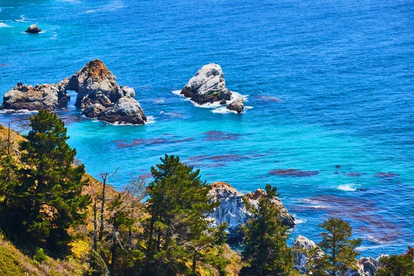 山や岩と鮮やかな青い海の水の詳細画像 — ストック写真