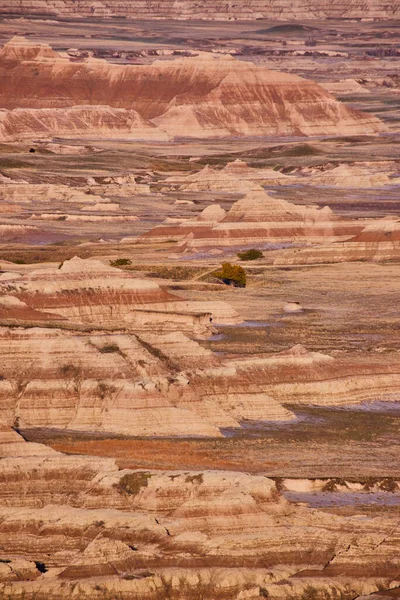 俯瞰荒原的色彩斑斓的层状沉积物图像 — 图库照片