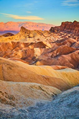Ölüm Vadisi Ulusal Parkı 'ndaki Zabriskie Point' te gün doğumunun renkli dalgaları
