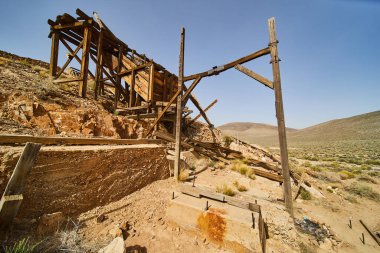 Ölüm Vadisi 'ndeki Eureka Madeni' nde terk edilmiş maden ekipmanlarıyla Hillside 'ın görüntüsü