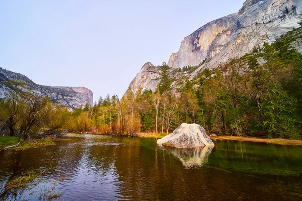 Obraz Boulder Mirror Lake Obok Half Dome Yosemite — Zdjęcie stockowe