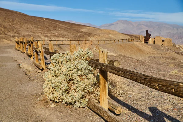 Image Death Valley Fence Trail Large Shrub Old Structures Distance — Stock Photo, Image