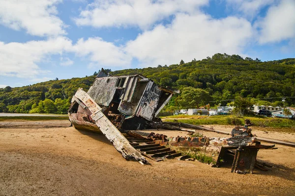 Image Dos Une Épave Sur Une Plage Sable Tombant Morceaux — Photo