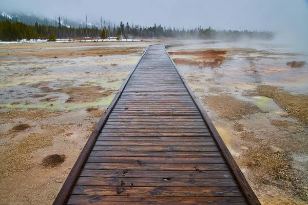 Imagen Boardwalk Yellowstone Durante Primavera Con Llanuras Vapor Sulfúrico — Foto de Stock