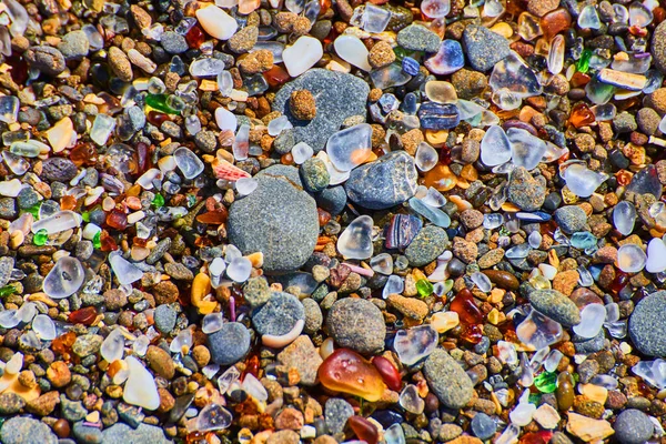Sahili Kaplayan Pürüzsüz Renkli Kayalardan Oluşan Kumsal Çakıl Taşları — Stok fotoğraf