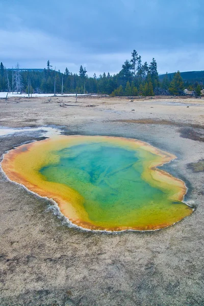 Εικόνα Του Biscuit Basin Στο Yellowstone Εκπληκτικά Πολύχρωμες Αλκαλικές Πισίνες — Φωτογραφία Αρχείου