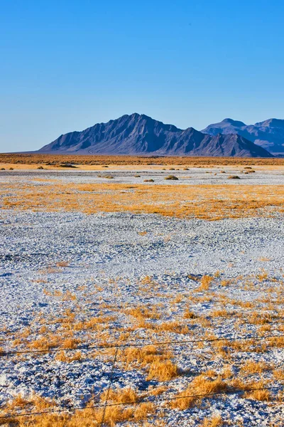 Imagen Montañas Negras Rodean Paisaje Del Desierto Arena Blanca —  Fotos de Stock