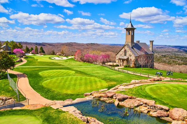 Immagine Bella Chiesa Montagna Sul Campo Golf Pulito — Foto Stock