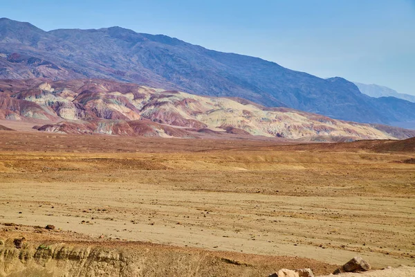Imagem Deserto Com Camadas Montanhas Coloridas — Fotografia de Stock