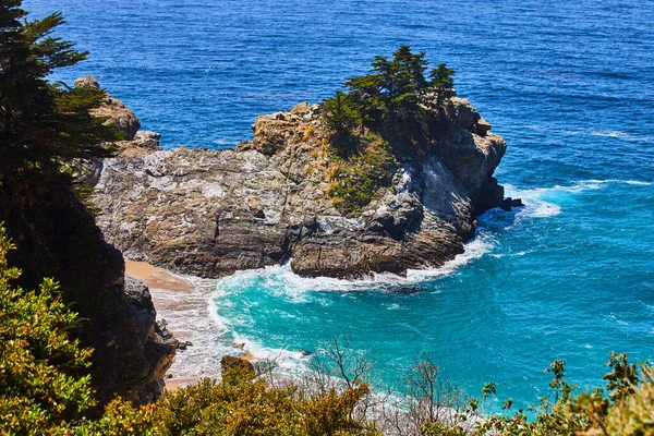 Imagem Enseada Praia Com Água Azul Deslumbrante Penhascos Rochosos — Fotografia de Stock