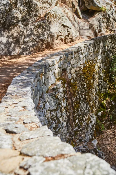 Образ Пешеходной Дорожки Гигантской Каменной Стеной Вдоль Скал — стоковое фото