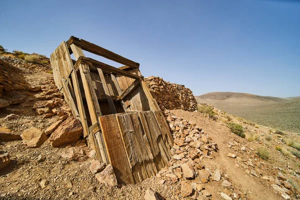 Immagine Attrezzature Minerarie Abbandonate Sul Sentiero Nel Deserto Della Valle — Foto Stock