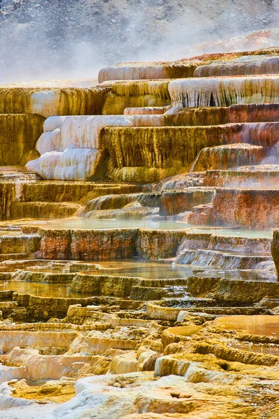 黄石公园温泉上令人叹为观止的五彩缤纷的阳台架子图像 — 图库照片