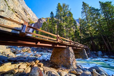 Yosemite Ulusal Parkı 'ndaki buzlu nehirden geçen köprünün görüntüsü