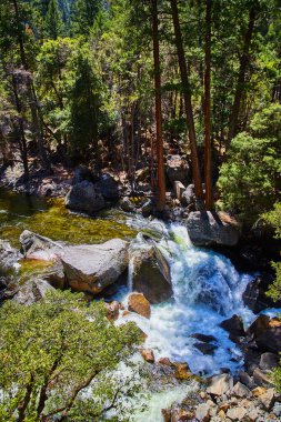 Yosemite parkının yürüyüş yolu boyunca uzanan gizli şelalelerinin görüntüleri