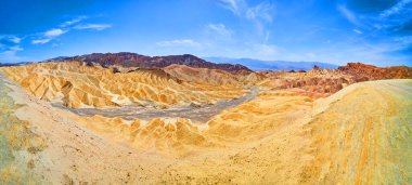 Çökelti erozyonundan kaynaklanan sonsuz renkli dağların Ölüm Vadisi manzarası
