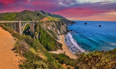 Görüntü: Iconic Highway One Panorama Sahilde gün doğumunda çarpıcı kemerli köprüyle