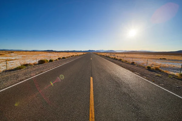 Bild Der Wüste Asphaltierte Straße Die Die Endlose Wüste Mit — Stockfoto