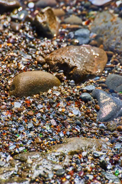 Зображення Пляжних Скель Скляними Шматочками Заповнюють Всі Прогалини — стокове фото