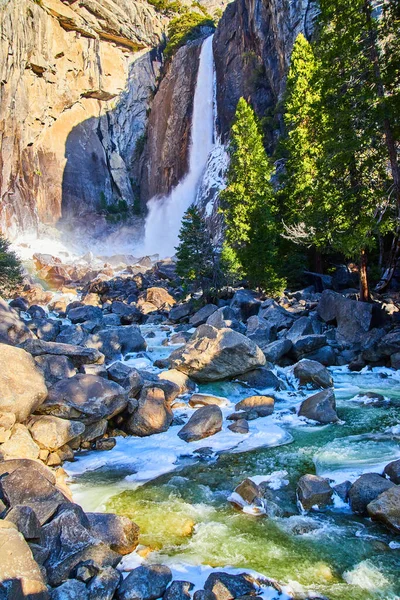 Wizerunek Wód Lodowych Wylewających Się Yosemite Lower Falls Wczesną Wiosną — Zdjęcie stockowe