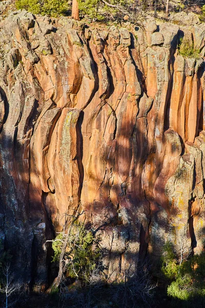 崖の上に垂直波状の岩の形成を打つ黄金の光のイメージ — ストック写真
