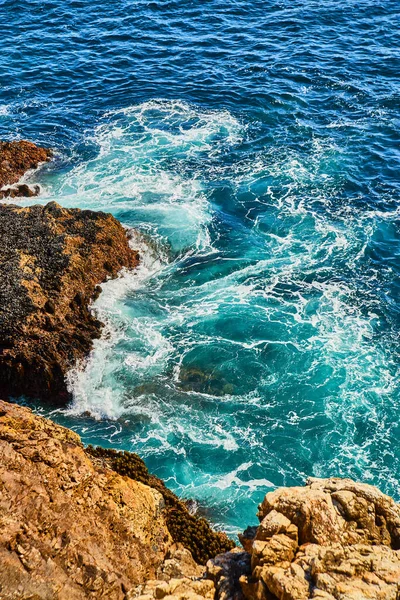 Bild Von Schöne Strudel Des Ozeanwassers Der Felsigen Küste — Stockfoto