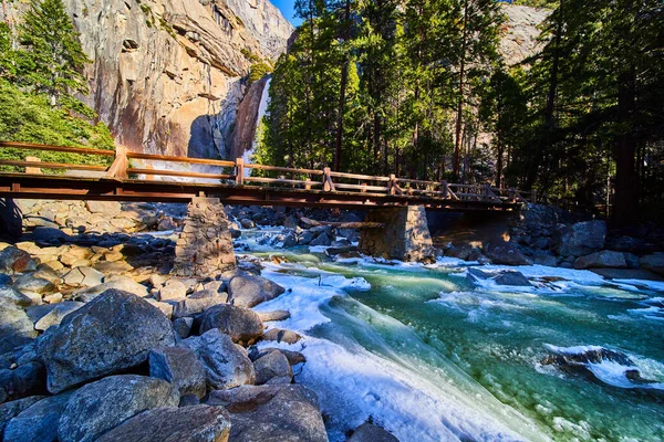 Obraz Mostu Przecinającego Niebezpieczną Zimną Rzekę Yosemite Lower Falls Tle — Zdjęcie stockowe
