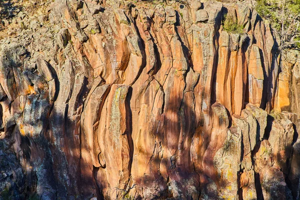 Obrázek Detail Útesu Vlnitými Svislými Skalními Útvary Zlatém Světle — Stock fotografie