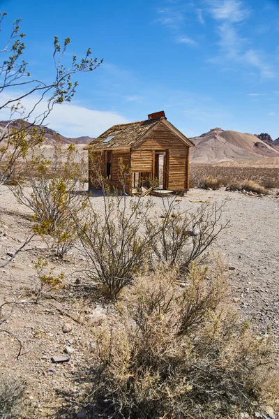 Imagem Cidade Fantasma Rhyolite Abandonada Casa Madeira Deserto Com Montanhas — Fotografia de Stock