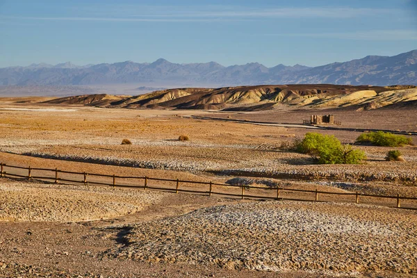 Image Desert Landscape Death Valley Fence Mountains — Stock Photo, Image
