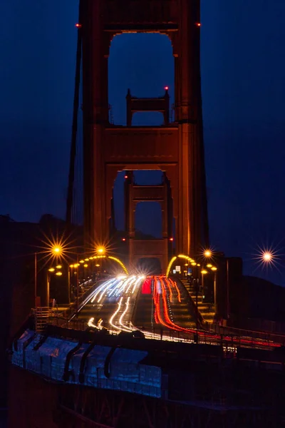 Imagen Golden Gate Puente Vertical Tráfico Borroso Por Noche — Foto de Stock