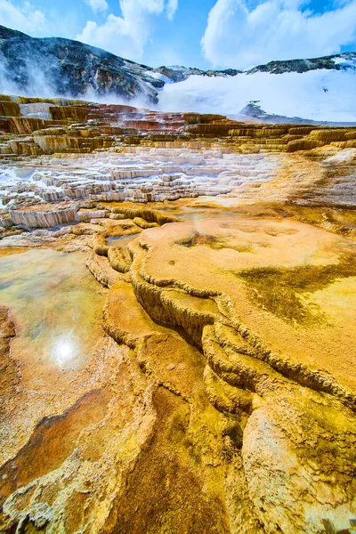 冬季黄石公园温泉带硫磺蒸气云的无尽梯田图像 — 图库照片