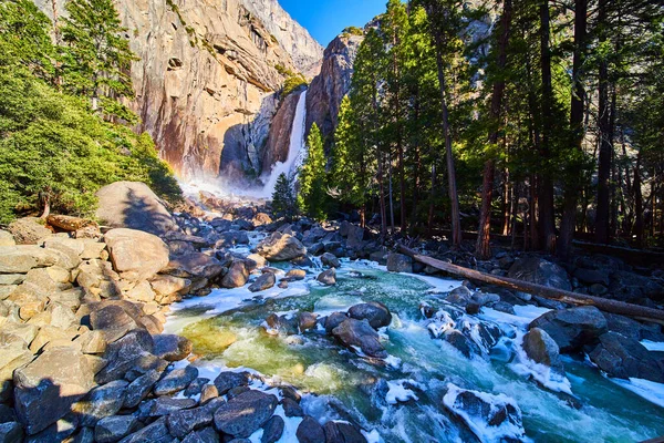 Obraz Wczesnej Wiosny Przynosi Mroźne Lodowate Rzeki Przez Yosemite Lower — Zdjęcie stockowe