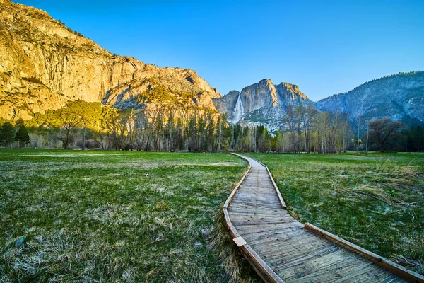 Wizerunek Nawijania Promenady Przez Trawiaste Pole Prowadzące Upper Yosemite Falls — Zdjęcie stockowe