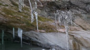 Michigan 'daki büyük göllerin buz mağaralarında buz saçakları eritme videosu.